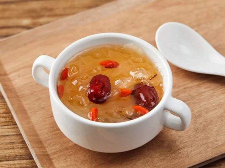 银耳红枣枸杞汤的功效与作用