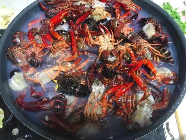 小龙虾焯水几分钟合适 小龙虾焯水用热水还是冷水